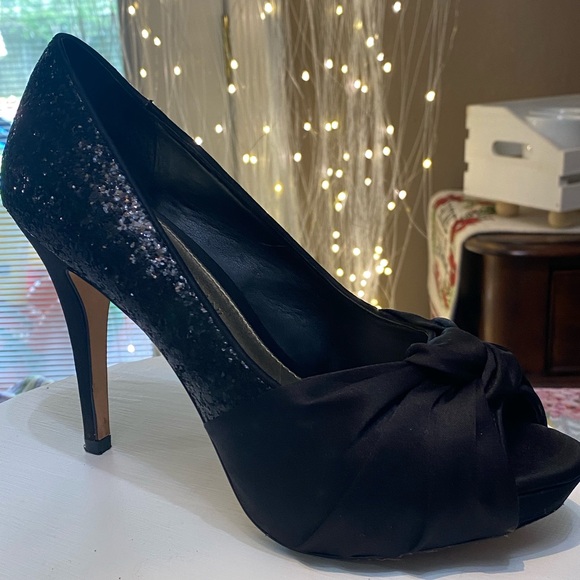 Size 6.5 Women’s Antonio Melani 4” high heel shoes. - Picture 2 of 3